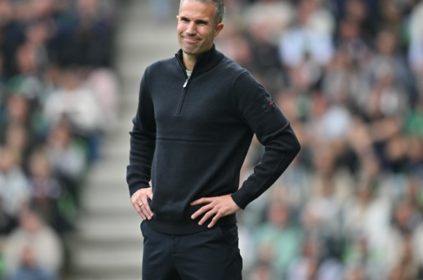 荷甲：费耶诺德 7 轮不败领跑，范佩西率队开局强势